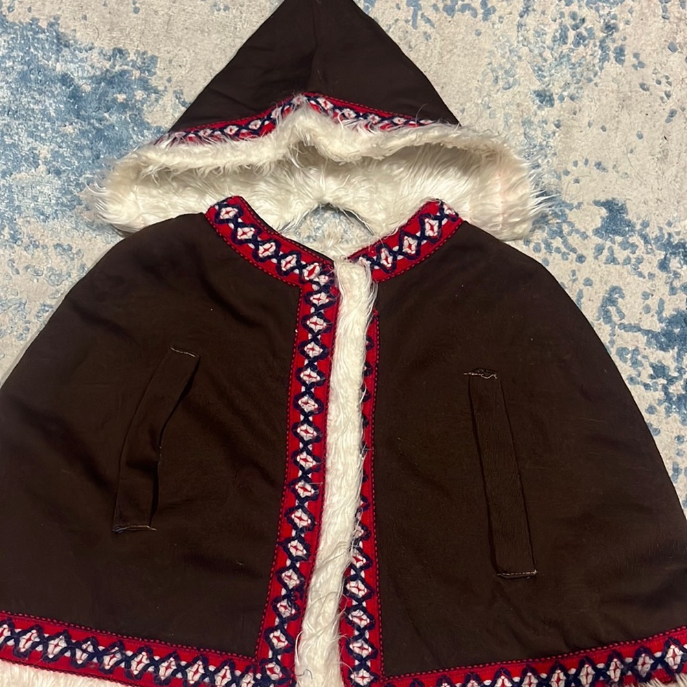 Pics don’t do this cape justice!!! Toddler vintage 70s cape!